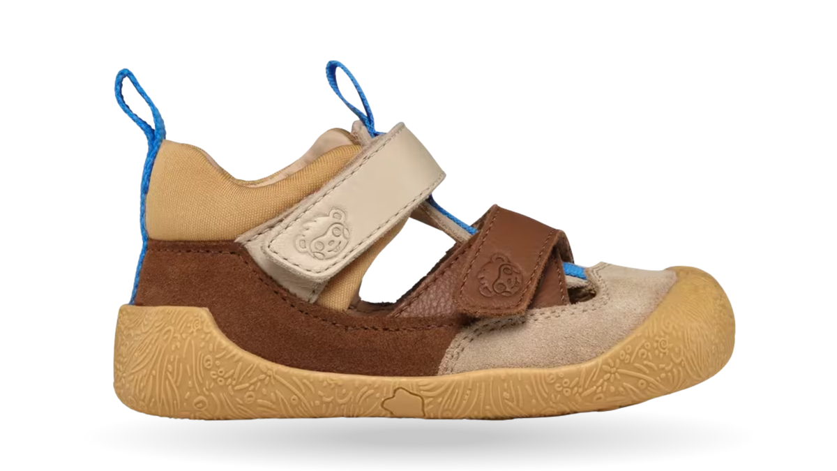 Kinder-Barfußsandale mit zwei Klettverschlüssen, geschlossener Zehenpartie und seitlichen Ausschnitten, Einzelschuh, Seitenansicht außen