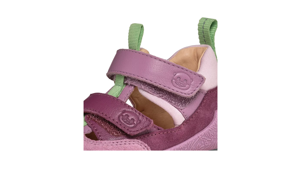 Kinder-Barfußsandale mit zwei Klettverschlüssen, geschlossener Zehenpartie und seitlichen Ausschnitten, Einzelschuh, Detailansicht Klettverschluss