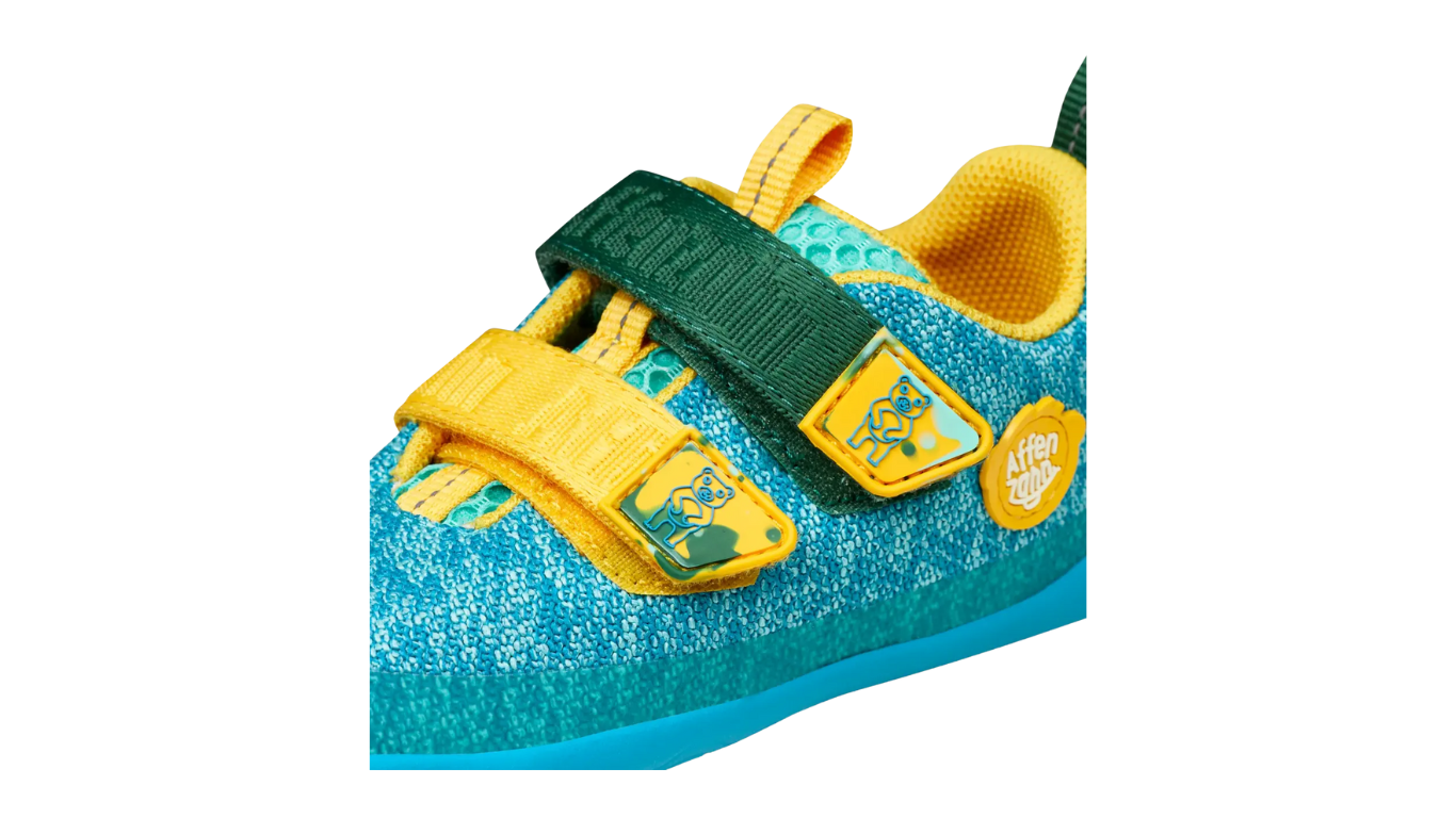 Kinder-Barfußschuh mit Klettverschluss und Riemen, Detailansicht.