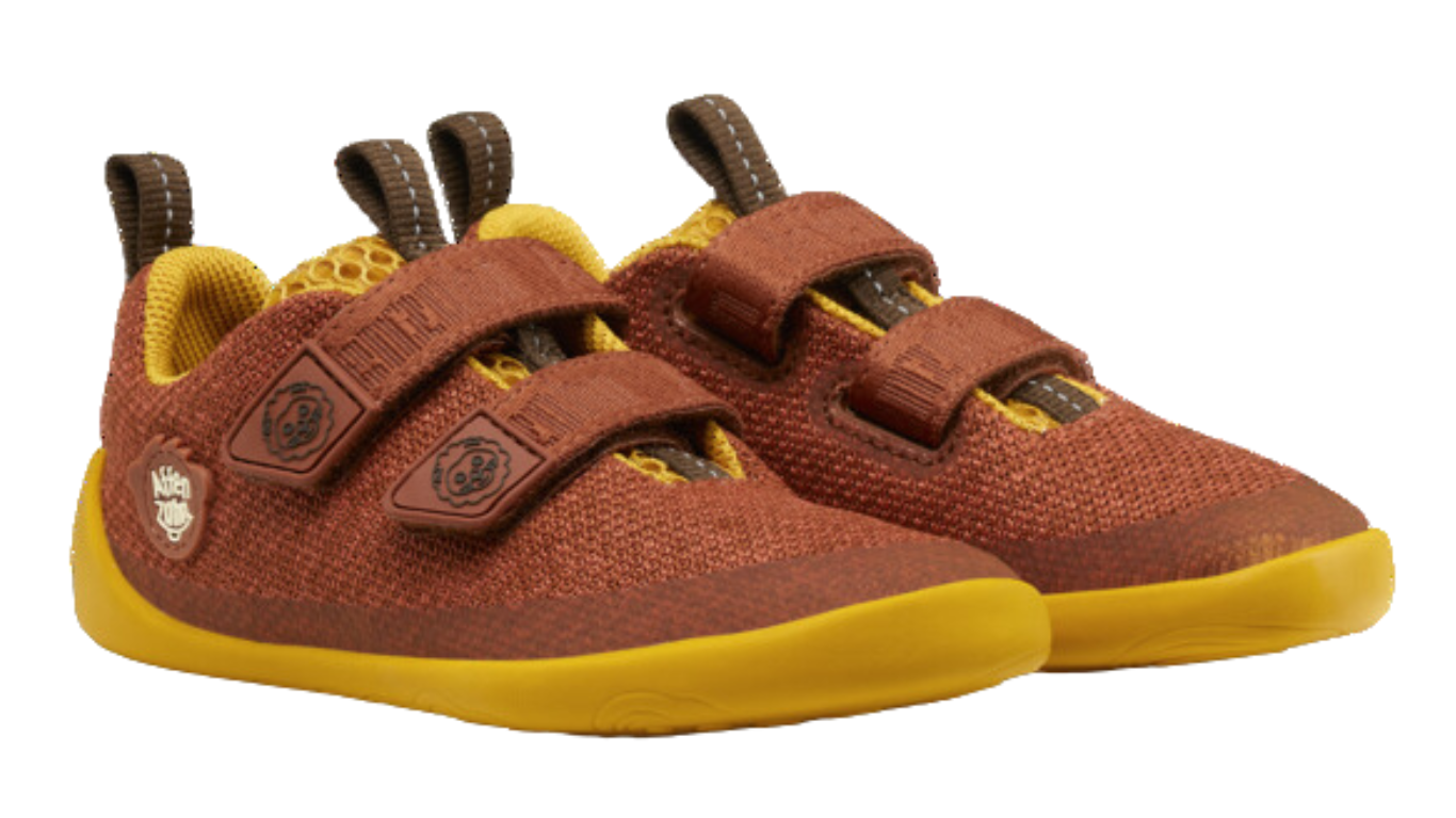 Kinder Barfußschuhe mit geschlossener Zehenbox und Klettverschlüssen, schräge Vorderansicht