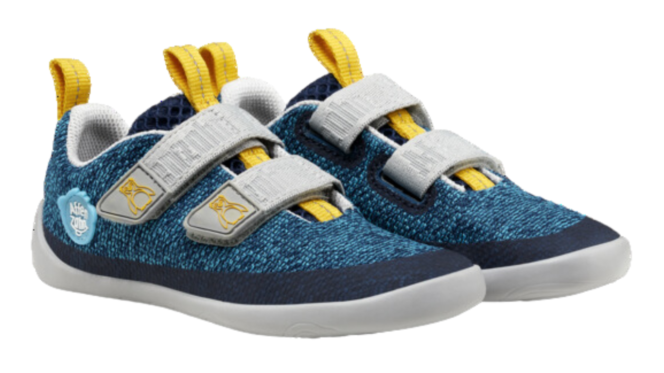 Kinder Barfußschuhe mit geschlossener Zehenbox und Klettverschlüssen, schräge Vorderansicht