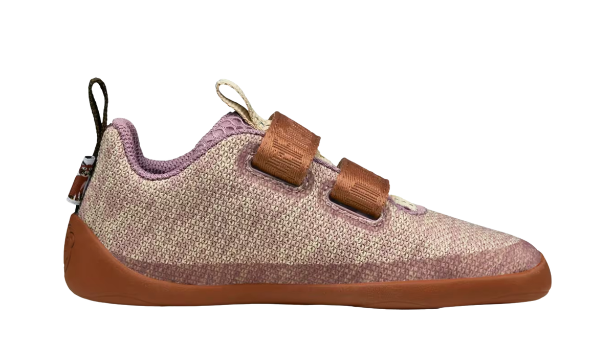 Kinder-Barfußschuh mit breiter Zehenbox, geschlossenem Zehenbereich, geschlossenem Fersenbereich, Klettverschluss, flexible Sohle, Seitenansicht innen.