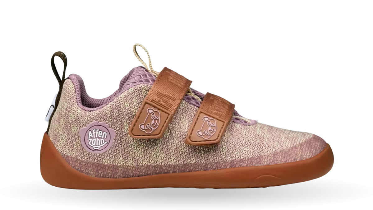 Kinder-Barfußschuh mit breiter Zehenbox, geschlossenem Zehenbereich, geschlossenem Fersenbereich, Klettverschluss, flexible Sohle, Seitenansicht außen.