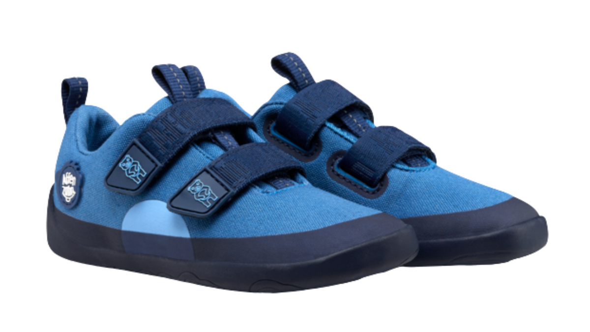 Kinder Barfußschuhe mit geschlossener Zehenbox und Klettverschlüssen, schräge Vorderansicht