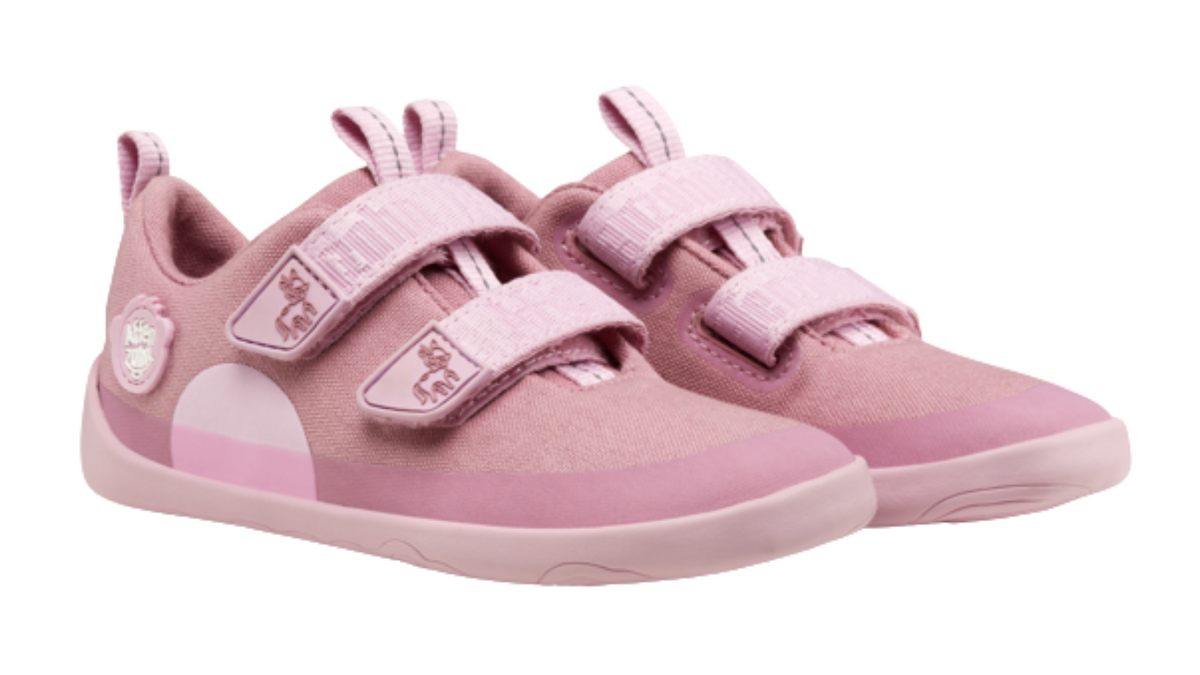 Kinder Barfußschuhe mit geschlossener Zehenbox und Klettverschlüssen, schräge Vorderansicht