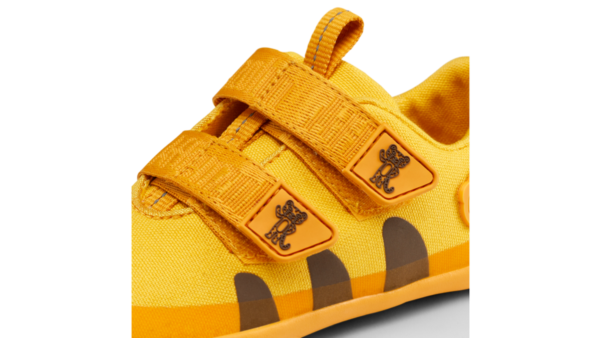 Kinder Barfußschuh mit geschlossener Zehenbox und Klettverschlüssen, Detailansicht seitlich