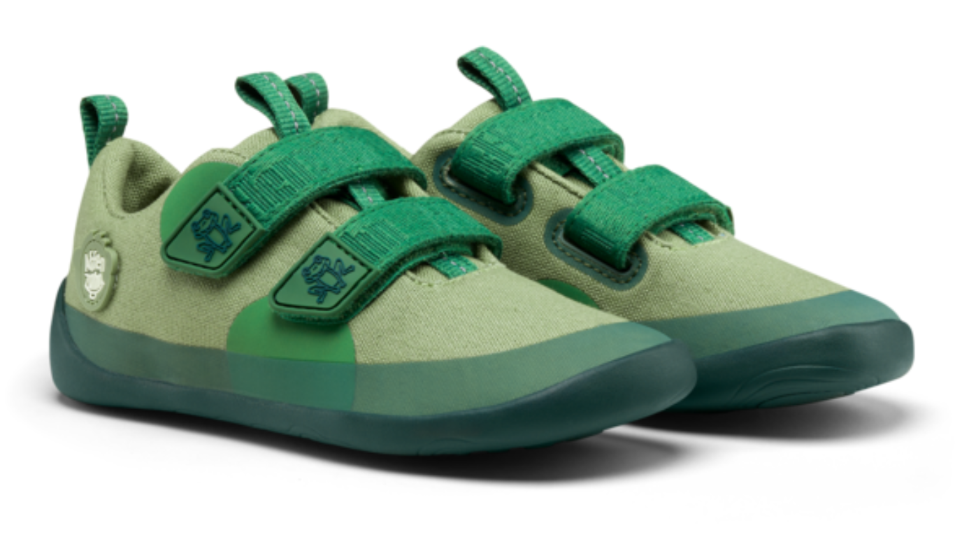 Kinder Barfußschuhe mit geschlossener Zehenbox und Klettverschlüssen, schräge Vorderansicht