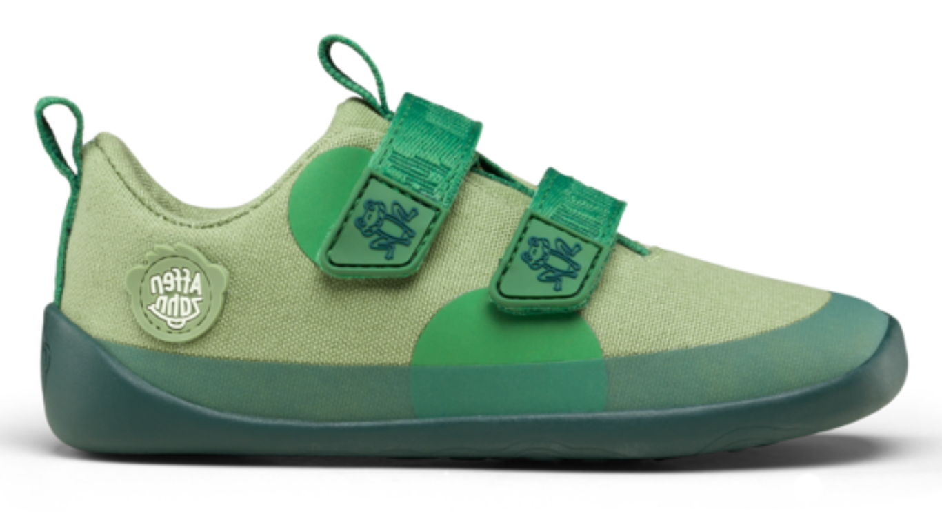 Kinder Barfußschuh mit geschlossener Zehenbox, breiter Vorderfußform und Klettverschlüssen, Seitenansicht außen