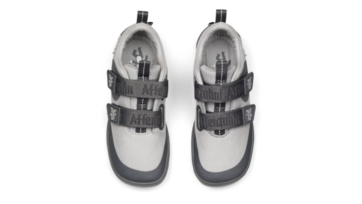 Kinder Barfußschuhe mit geschlossener Zehenbox und Klettverschlüssen, Draufsicht auf beide Schuhe