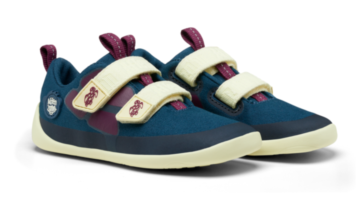Kinder Barfußschuhe mit geschlossener Zehenbox und Klettverschlüssen, schräge Vorderansicht