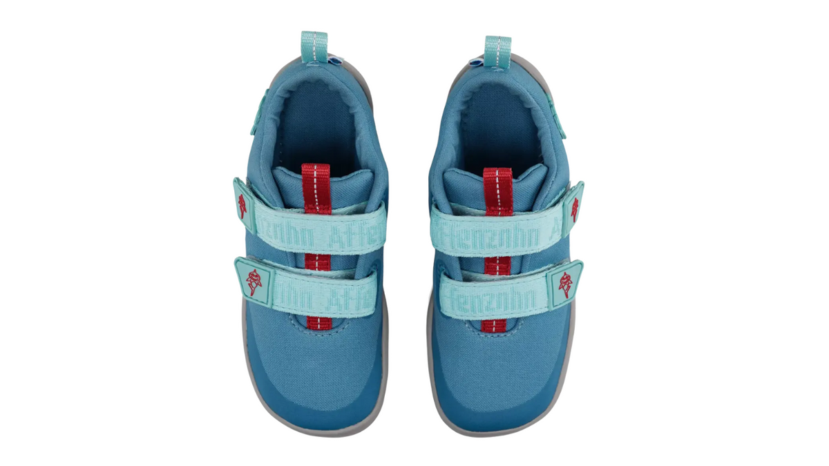 Kinder-Barfußschuh als Paar mit geschlossenem Fersenbereich, Klettverschluss, flexible Sohle, Draufsicht.
