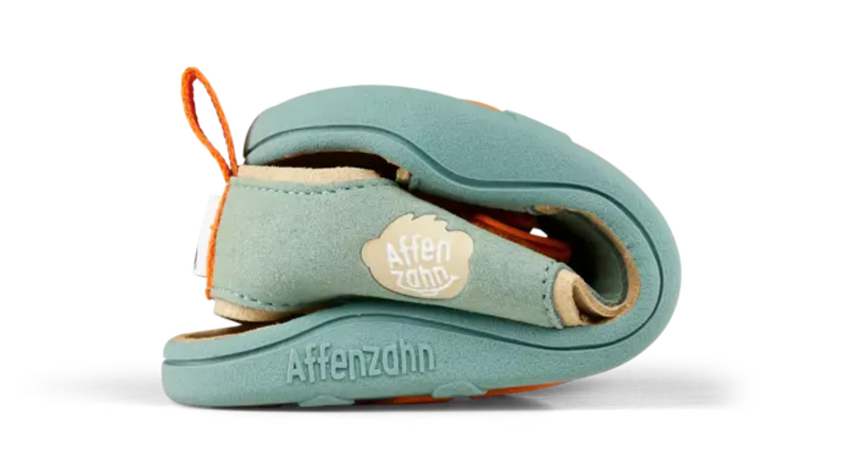 Kinder Barfußsandale mit offener Zehenbox und Fersenriemen, Schuh zusammengerollt, Detailansicht