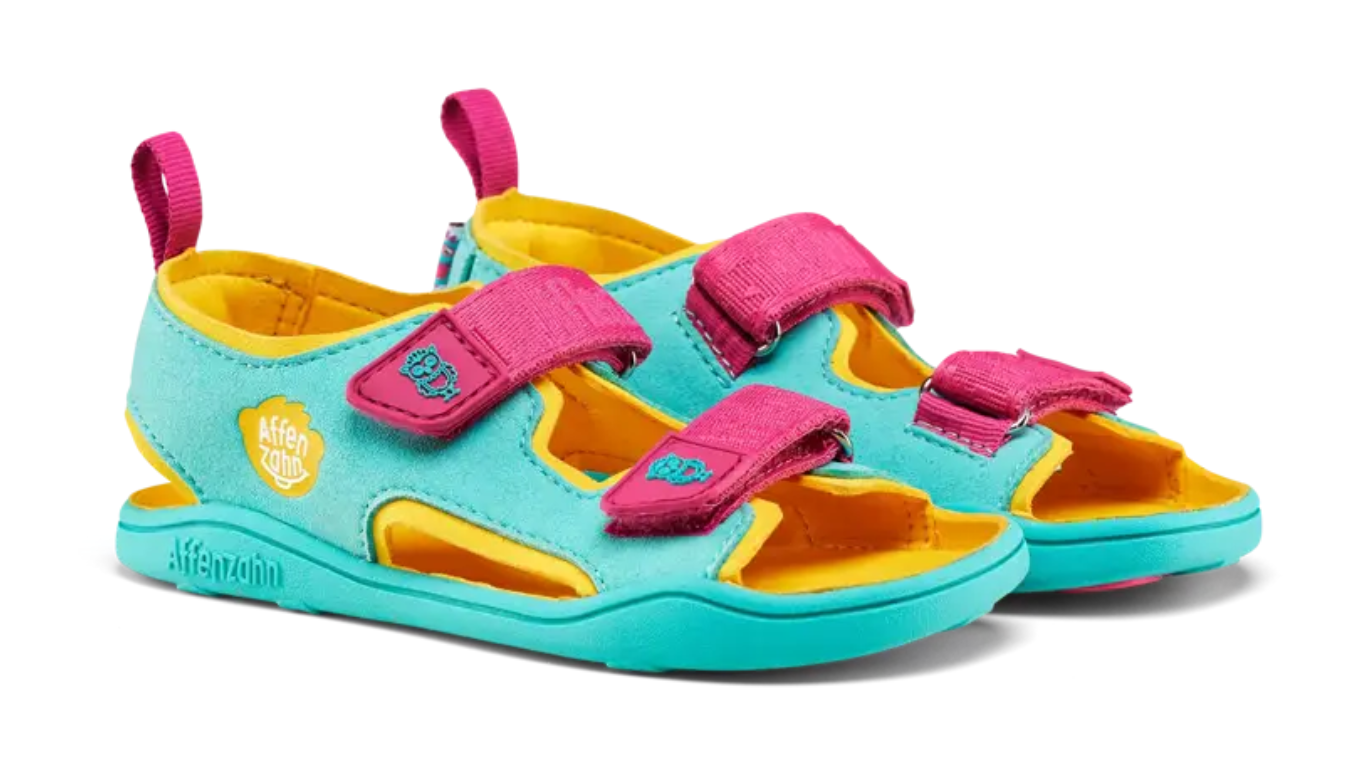 Kinder Barfußsandalen mit offener Zehenbox, Klettverschlüssen und Fersenriemen, schräge Vorderansicht