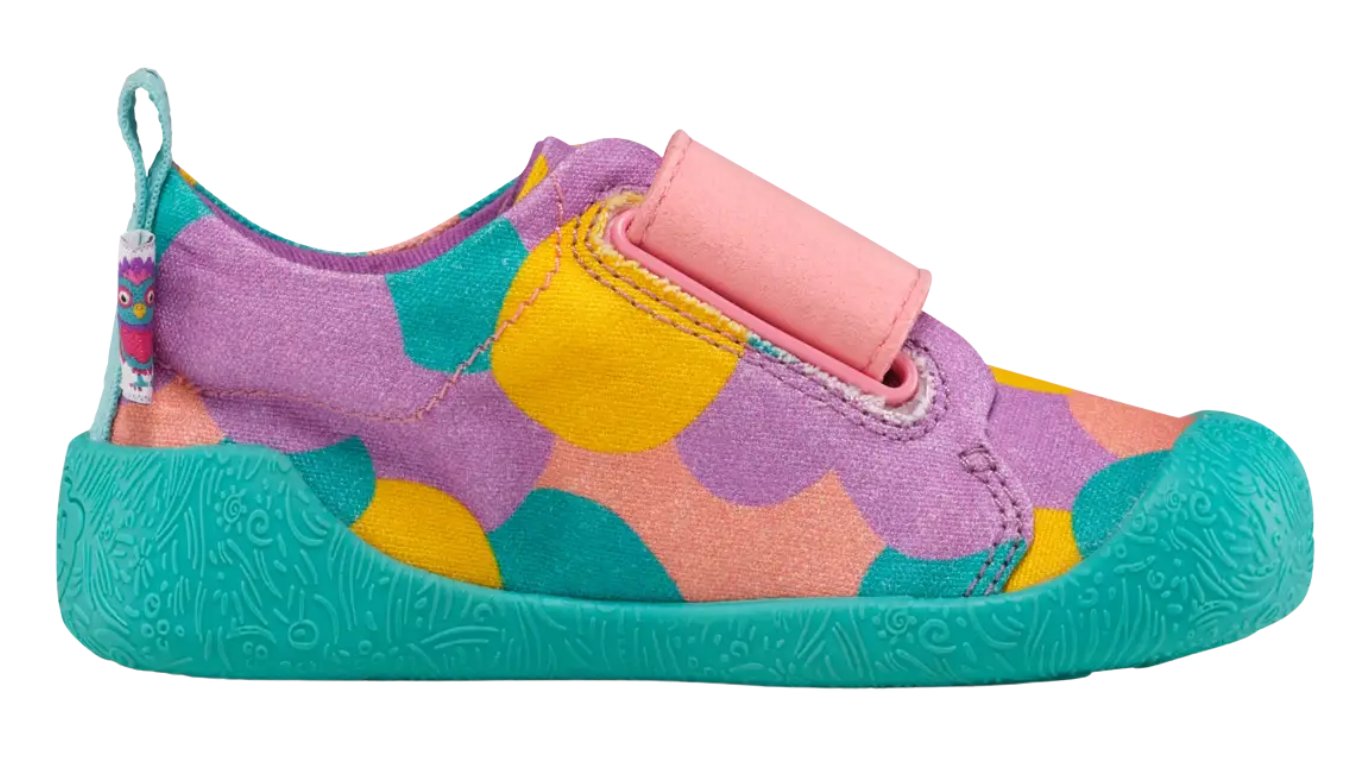 Kinder Barfußschuh mit geschlossener Zehenbox, breiter Vorderfußform und Klettverschluss, Seitenansicht rechts