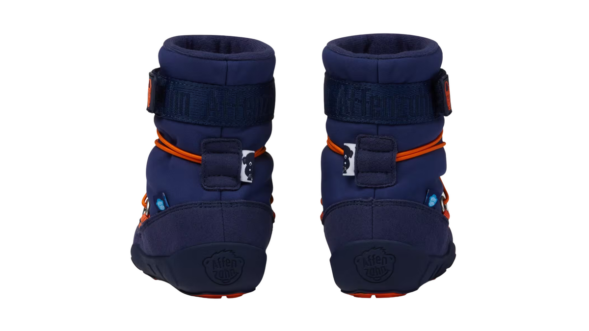 Kinder-Barfußwinterstiefel als Paar mit geschlossener Ferse, hohem Schaft, Schnürsystem mit Kordel, flexible Sohle, Rückansicht.