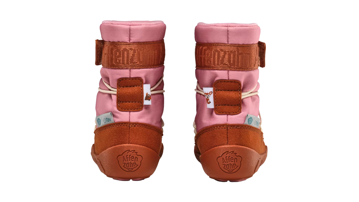Kinder-Barfußwinterstiefel als Paar mit geschlossener Ferse, hohem Schaft, Schnürsystem mit Kordel, flexible Sohle, Rückansicht.