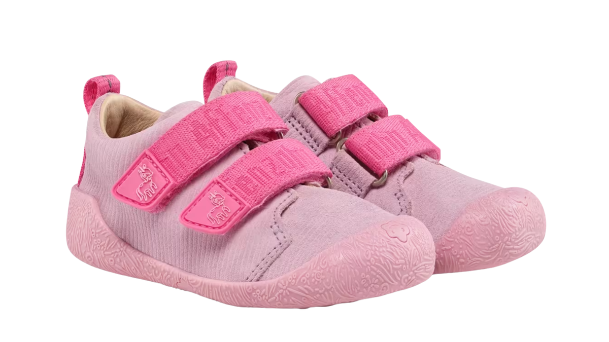 Kinder Barfußschuhe mit geschlossener Zehenbox und Klettverschlüssen, schräge Vorderansicht