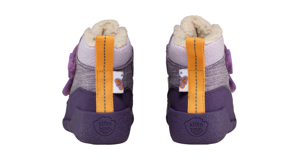 Gefütterte Kinder-Barfußstiefel als Paar mit geschlossener Ferse, Zugschlaufen und hochgezogener Sohle, Rückansicht
