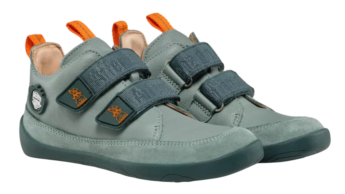 Kinder-Barfußschuh als Paar mit breiter Zehenbox, geschlossenem Zehenbereich, geschlossener Ferse, Klettverschluss, flexible Sohle, schräge Vorderansicht.
