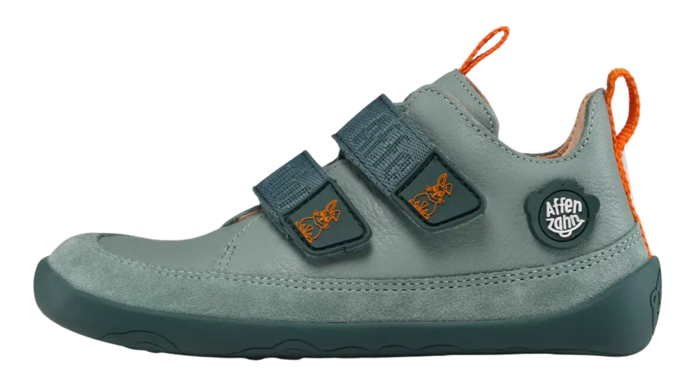 Kinder-Barfußschuh mit breiter Zehenbox, geschlossenem Zehenbereich, geschlossener Ferse, Klettverschluss, flexible Sohle, Seitenansicht außen.