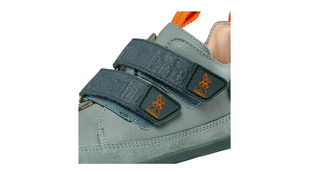 Kinder-Barfußschuh mit Klettverschluss und Riemen, Detailansicht.