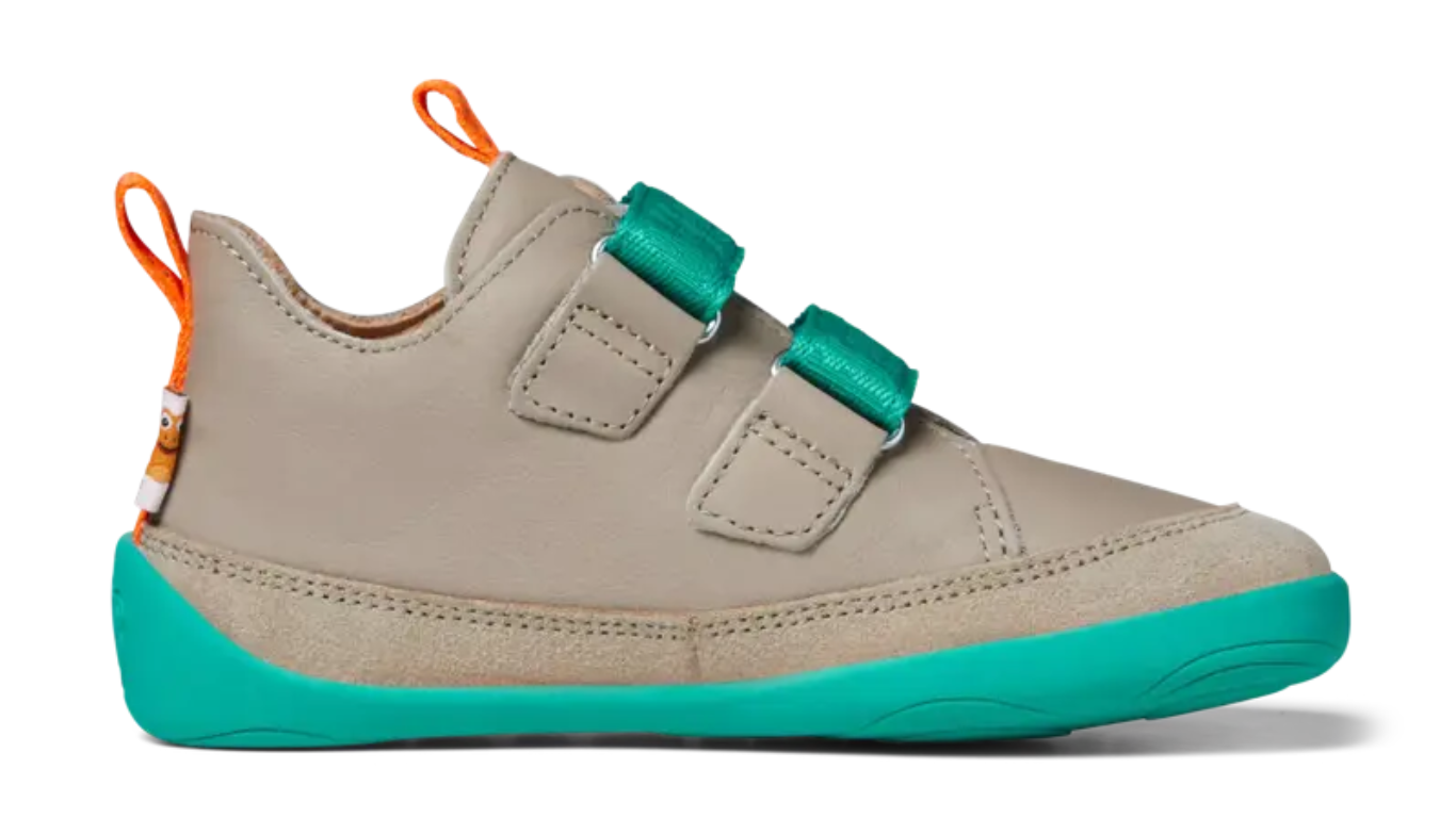 Kinder-Barfußschuh mit breiter Zehenbox, geschlossenem Zehenbereich, geschlossener Ferse, Klettverschluss, flexible Sohle, Seitenansicht innen.