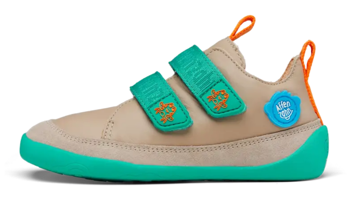 Kinder-Barfußschuh mit breiter Zehenbox, geschlossenem Zehenbereich, geschlossener Ferse, Klettverschluss, flexible Sohle, Seitenansicht außen.