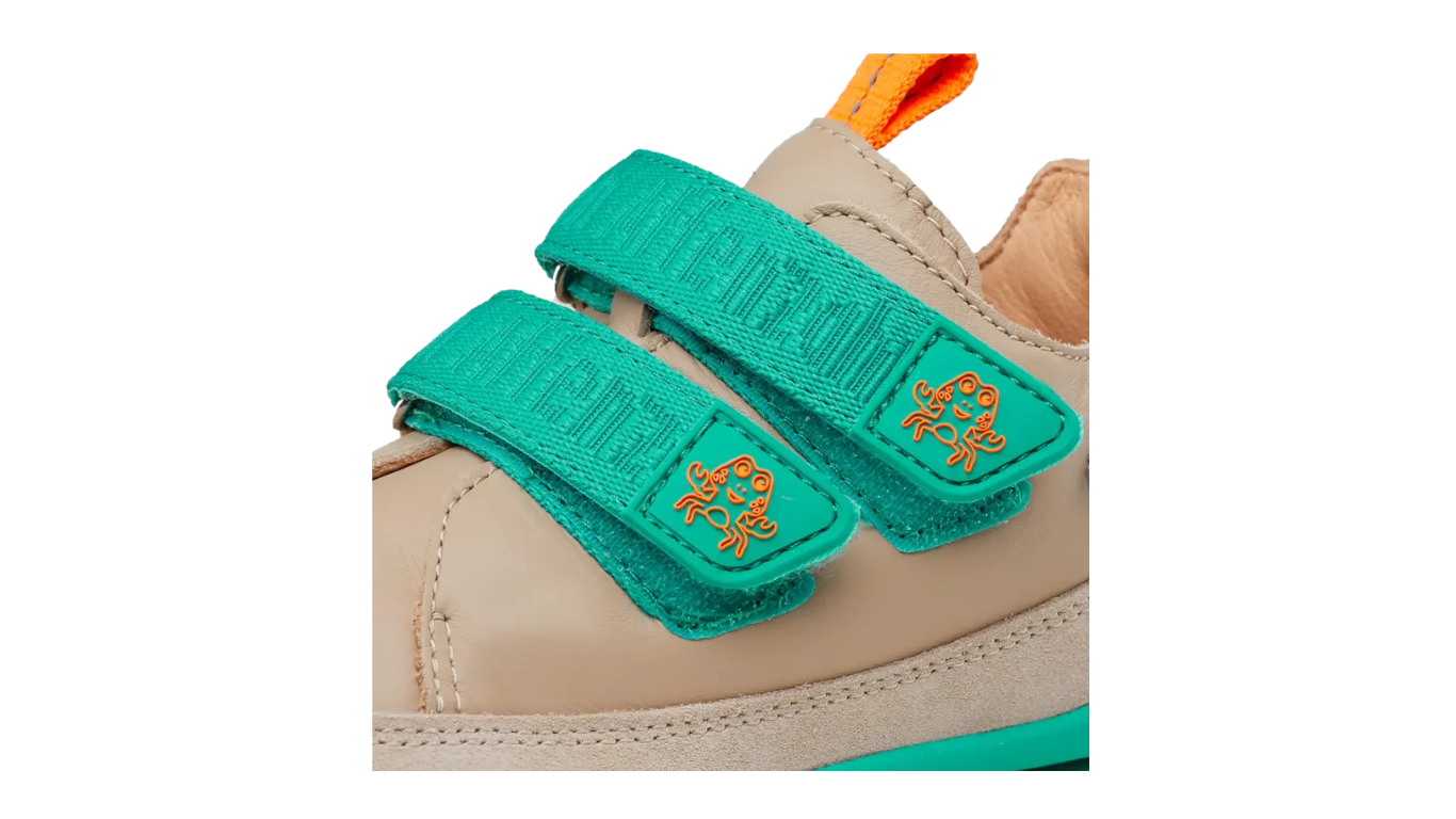 Kinder-Barfußschuh mit Klettverschluss und Riemen, Detailansicht.