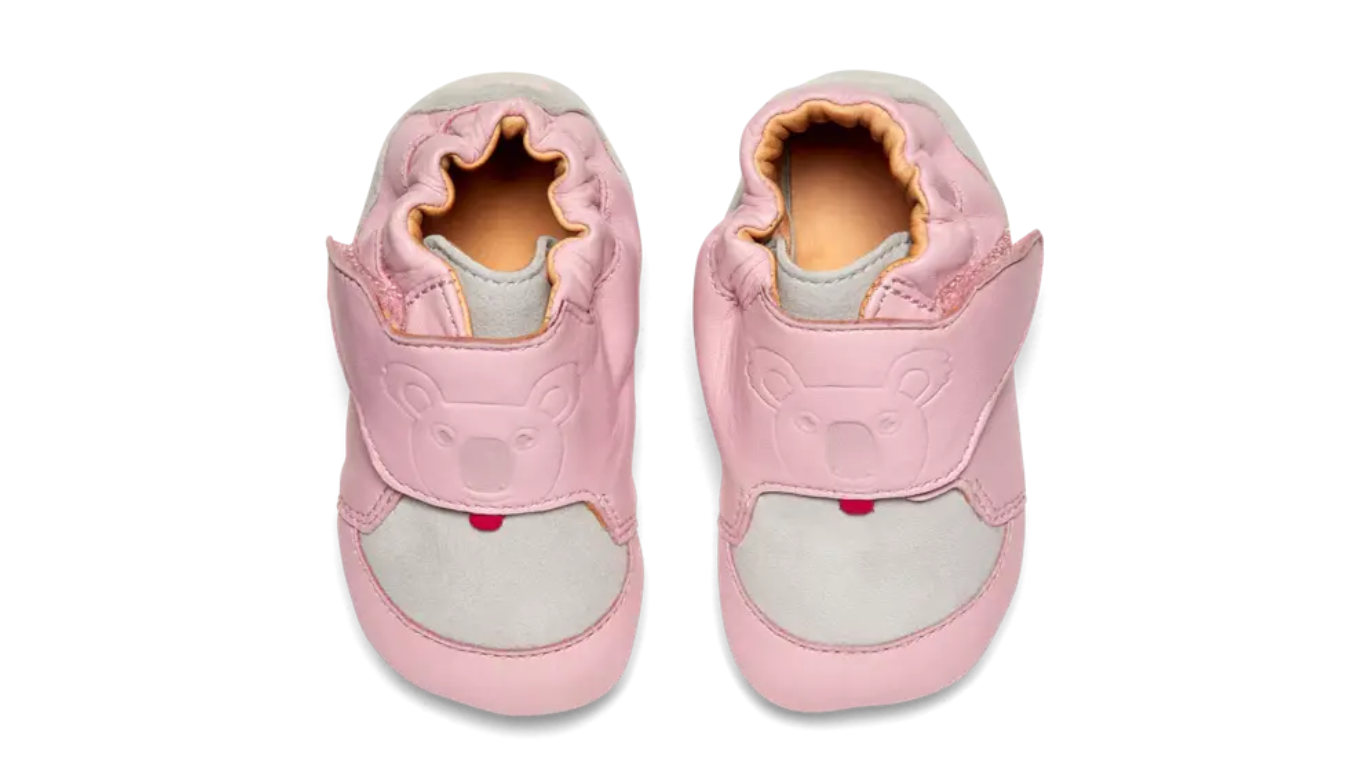 Kinder Barfußhausschuhe mit geschlossener Zehenbox und Klettverschluss, Draufsicht auf beide Schuhe