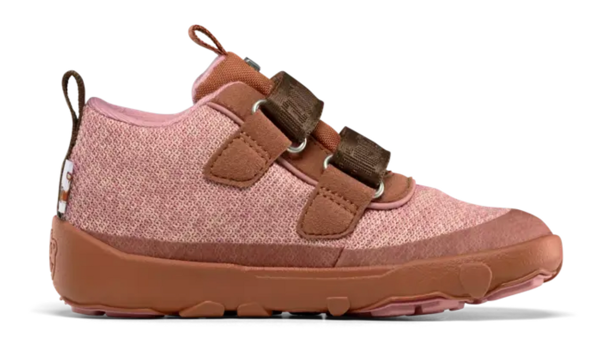 Kinder-Barfußschuh mit breiter Zehenbox, geschlossenem Zehenbereich, geschlossenem Fersenbereich, Klettverschluss, flexible Sohle, Seitenansicht außen.