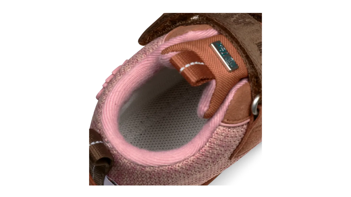 Kinder-Barfußschuh mit gepolstertem Schaft und Klettverschluss, Detailansicht.