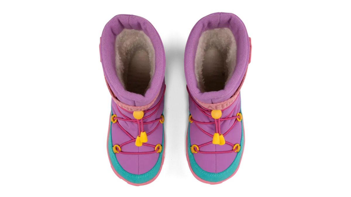 Kinder-Barfußwinterstiefel als Paar mit breiter Zehenbox, geschlossenem Zehenbereich, geschlossener Ferse, hohem Schaft, Schnürsystem mit Kordel, flexible Sohle, Draufsicht.