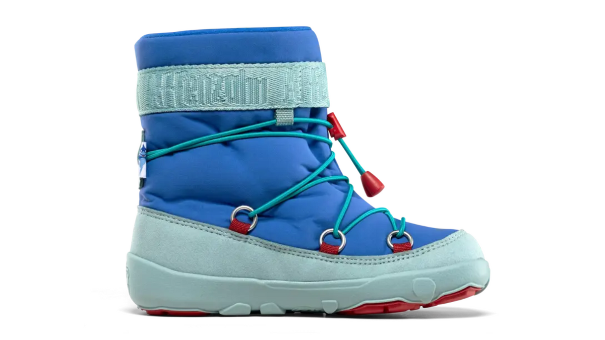 Kinder-Barfußwinterstiefel mit breiter Zehenbox, geschlossenem Zehenbereich, geschlossener Ferse, hohem Schaft, Schnürsystem mit Kordel, flexible Sohle, Seitenansicht außen.