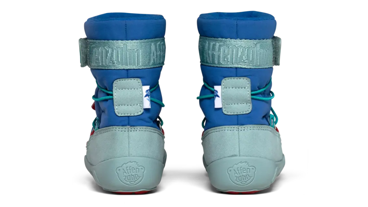 Kinder-Barfußwinterstiefel als Paar mit geschlossener Ferse, hohem Schaft, Schnürsystem mit Kordel, flexible Sohle, Rückansicht.