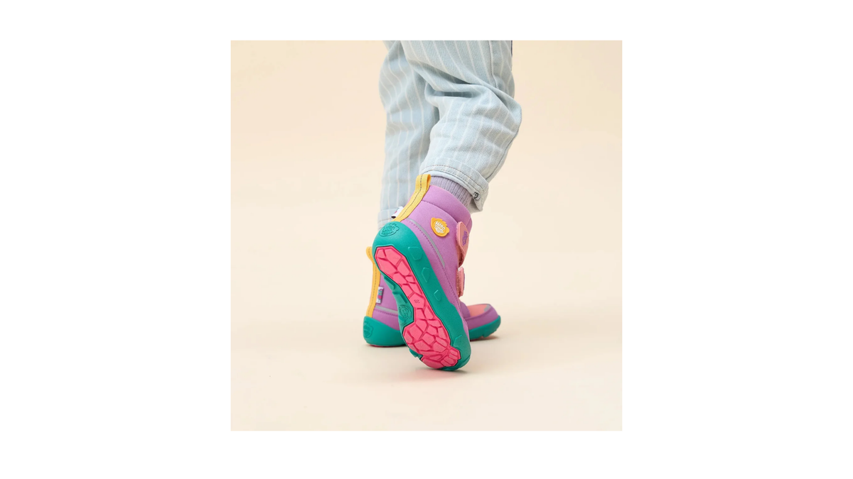 Kinder-Barfußstiefel am Fuß mit profilierter Laufsohle, geschlossener Ferse und Zugschlaufe, Detailansicht