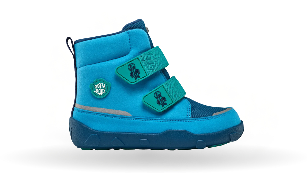 Kinder-Barfußstiefel mit breiter Zehenbox, zwei Klettverschlüssen und geschlossenen Zehen, Seitenansicht außen