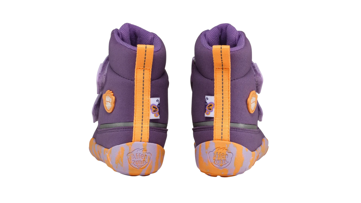 Kinder-Barfußstiefel als Paar mit geschlossener Ferse, Zugschlaufen und Klettverschlüssen, Rückansicht