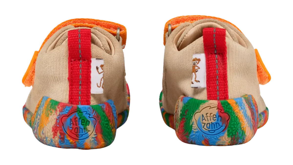 Kinder Barfußschuhe mit geschlossener Ferse und Zugschlaufe, Rückansicht beider Schuhe