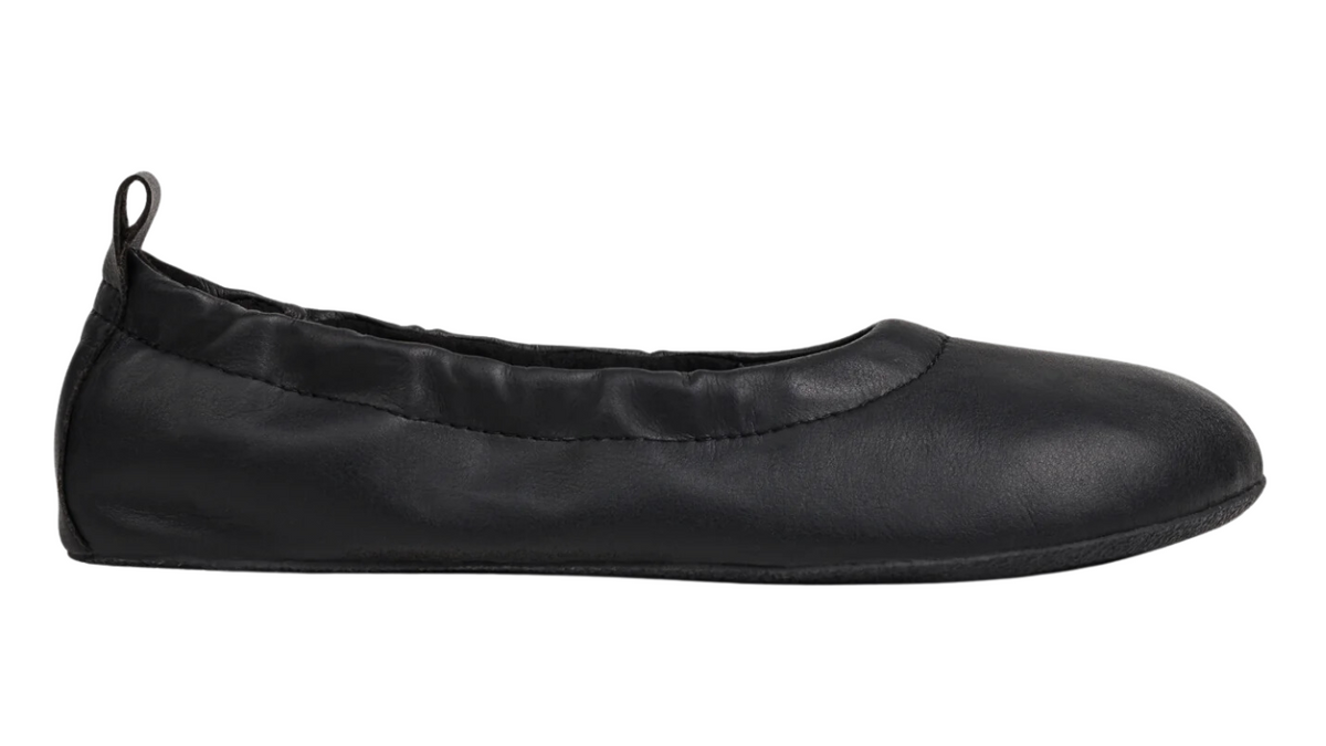 Barfußschuh, flache geschlossene Ausführung, Seitenansicht rechts. Runde Zehenform, sehr dünne Sohle, elastischer Einstieg sichtbar.