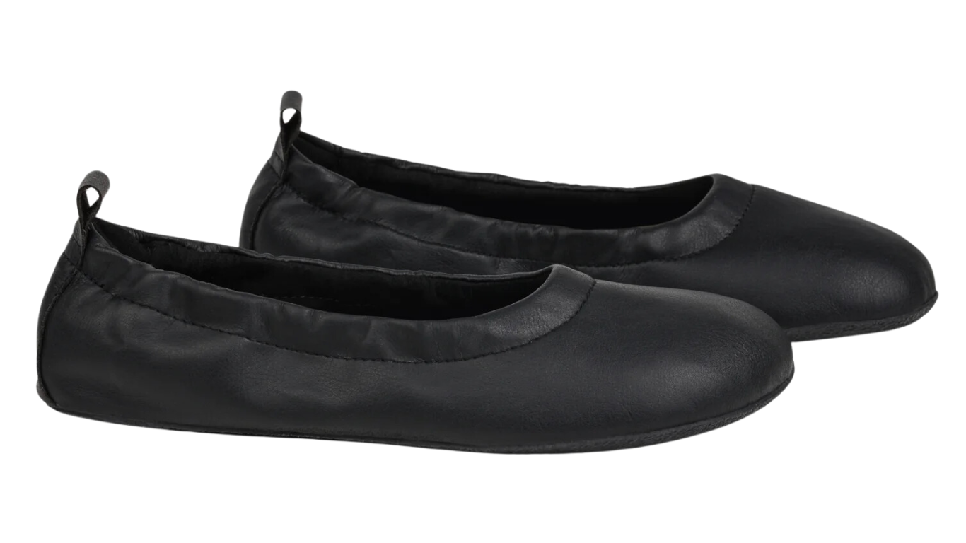 Barfußschuh, flache geschlossene Ausführung, schräge Vorderansicht als Paar. Geschlossene Zehen, weiche Schaftkante, flache Sohle.