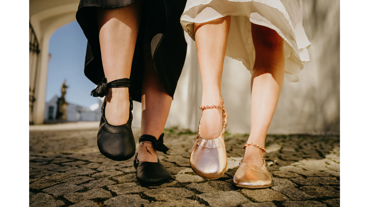 Barfußschuhe im getragenen Zustand, Ansicht von vorn unten beim Gehen. Flache Sohle, geschlossene Zehen, bodennahe Laufbewegung.