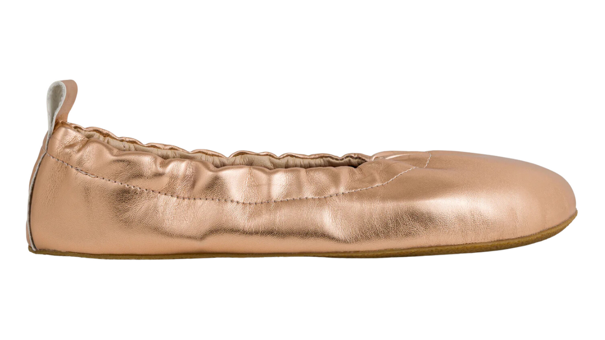Barfußschuh, flache geschlossene Ausführung, Seitenansicht rechts. Runde Zehenform, sehr dünne Sohle, elastischer Einstieg sichtbar.