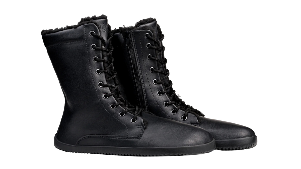 Barfußstiefel, hohe geschlossene Ausführung, schräge Vorderansicht als Paar. Geschlossene Zehen, symmetrische Schnürung.