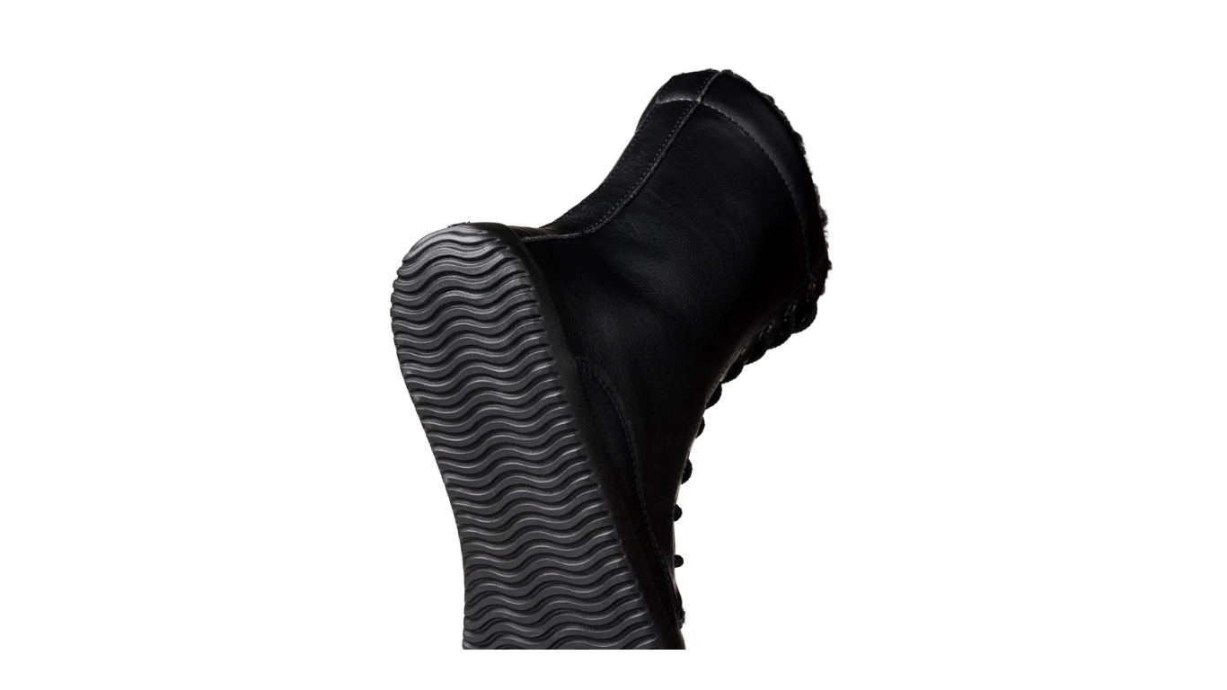Barfußstiefel, Ansicht von unten. Profilierte, durchgehende Laufsohle ohne Absatz.