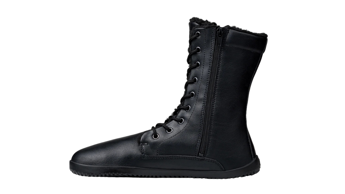 Barfußstiefel, hohe geschlossene Ausführung, Seitenansicht links. Schnürung, breite Zehenbox, Reißverschluss, flache dünne Sohle.