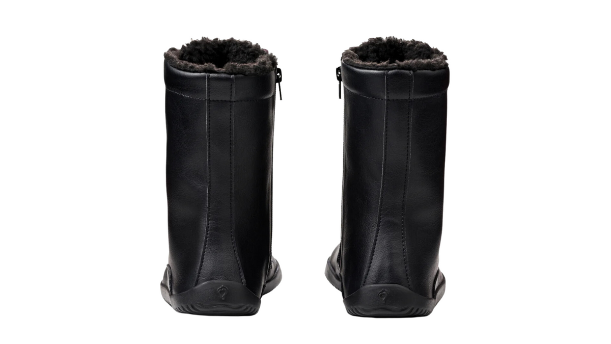 Barfußstiefel, hohe geschlossene Ausführung, Rückansicht als Paar. Gerader Fersenverlauf, flache Sohle, aufrechter Schaft.