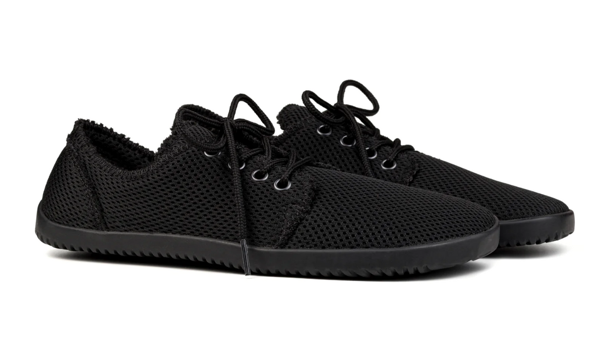 Alltagsbarfußschuh, schräge Vorderansicht. Paaransicht, niedriger geschlossener Schnürschuh mit breiter Zehenbox.