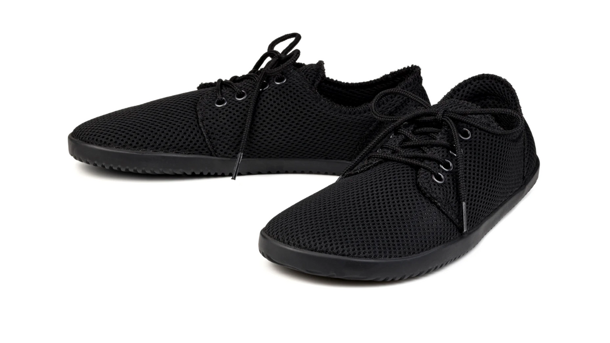 Alltagsbarfußschuh, schräge Vorderansicht. Paaransicht aus leicht erhöhter Perspektive, Schnürung und Zehenbereich sichtbar.
