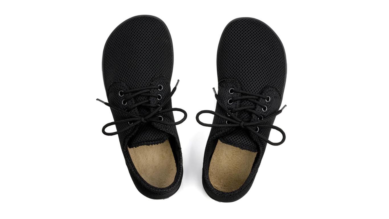 Alltagsbarfußschuh, Draufsicht. Paaransicht, Schnürung und geschlossener Zehenbereich sichtbar.