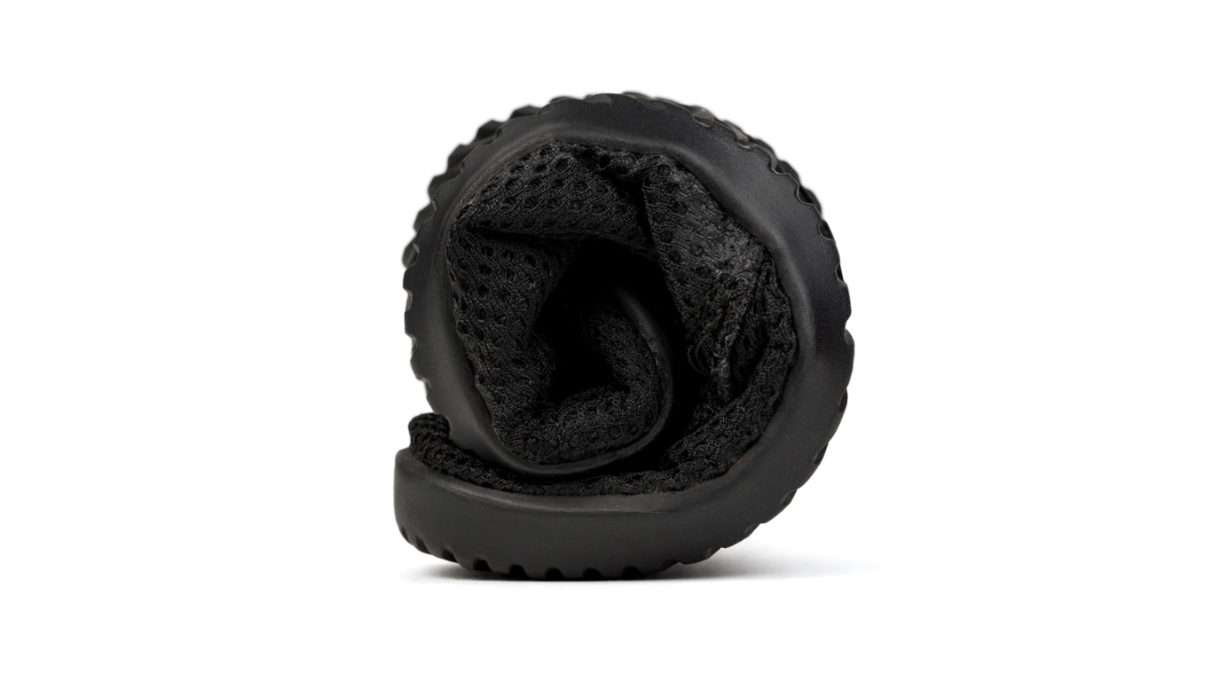 Alltagsbarfußschuh, Detailansicht. Zusammengerollter Schuh, stark flexible Sohle und Obermaterial sichtbar.